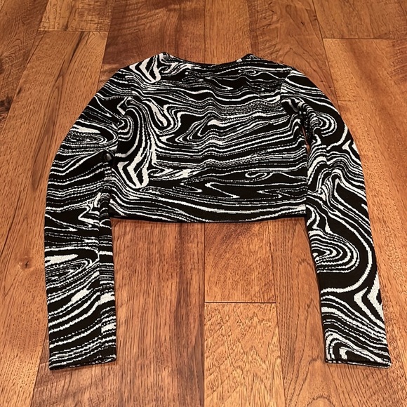 Zara Woman’s Black White Printed Sweater Size S - Picture 4 of 4